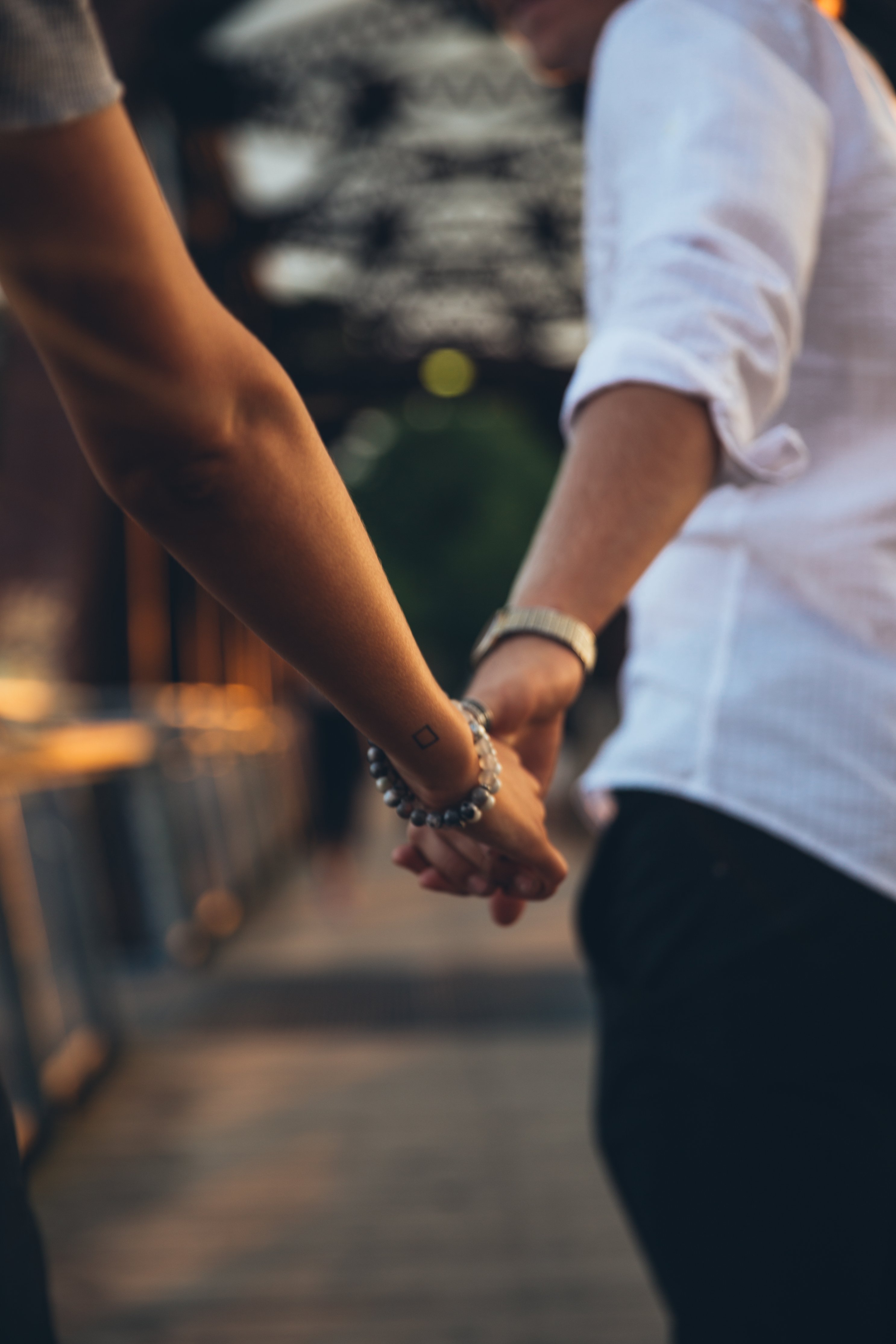 hand-holding-in-love